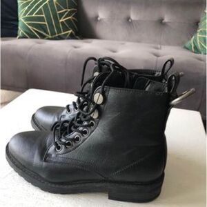 Women’s boots size 6